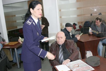 Poliţiştii au explicat vârstnicilor cum acţionează escrocii prin metoda „Accidentul”